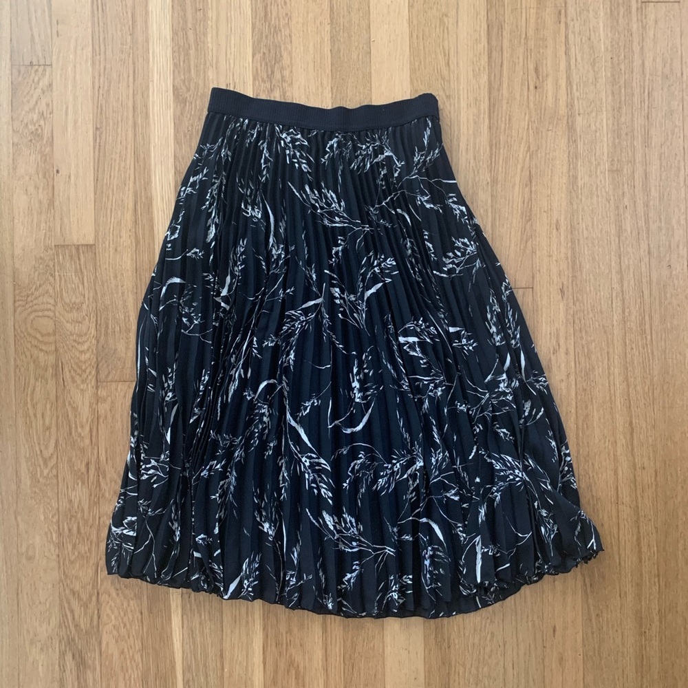 Black and cream pleated skirt